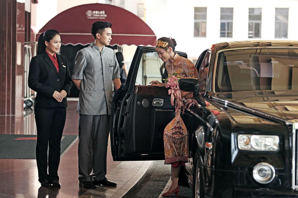 China Hotel Guangzhou - Subway Direct To Pazhou Exhibition Center, Free Shuttle During Canton Fair & Exhibitor Registration Counter Eksteriør bilde A guest is helped out of a car at the entrance of a hotel