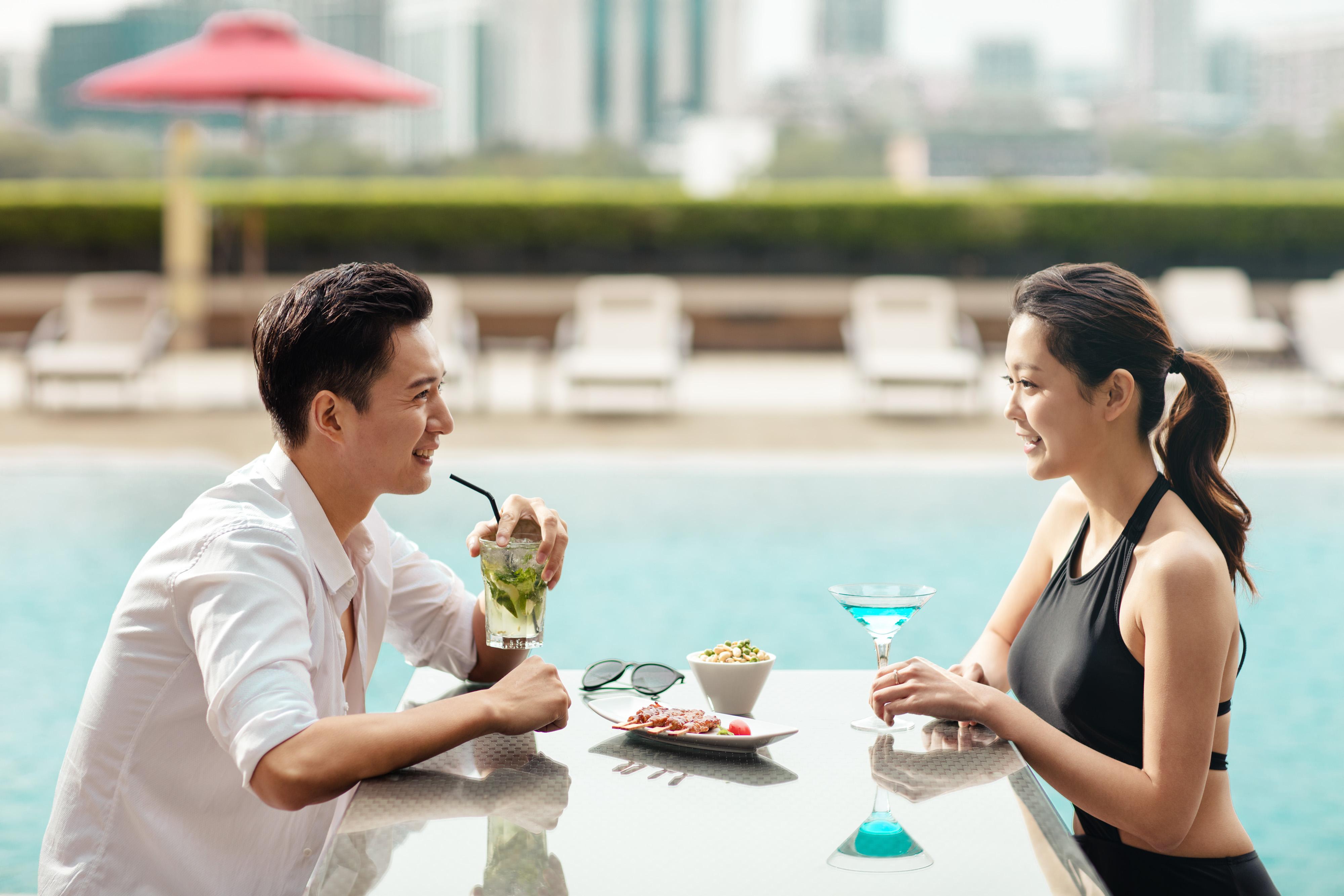 China Hotel Guangzhou - Subway Direct To Pazhou Exhibition Center, Free Shuttle During Canton Fair & Exhibitor Registration Counter Eksteriør bilde A couple at the poolside of the hotel
