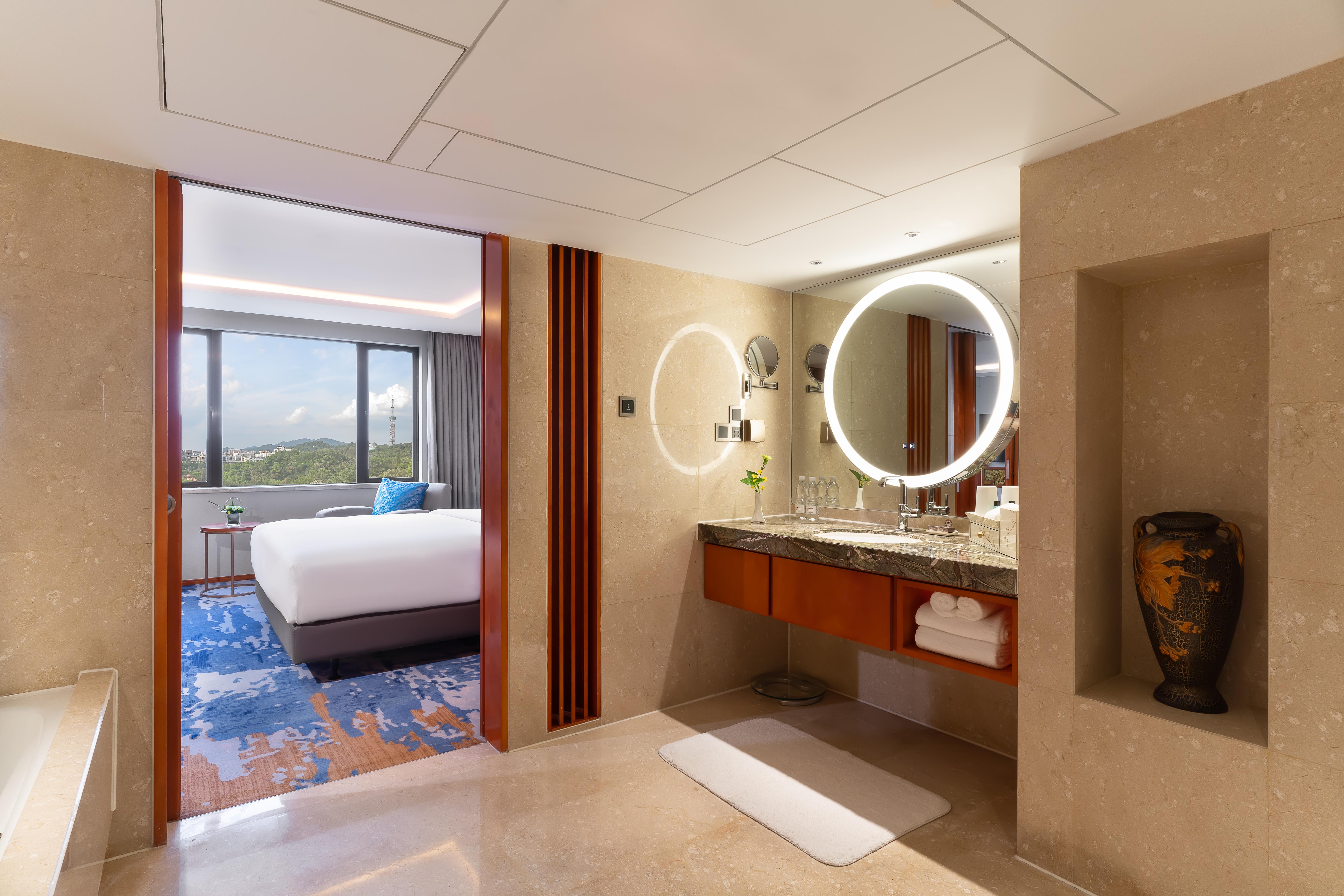 China Hotel Guangzhou - Subway Direct To Pazhou Exhibition Center, Free Shuttle During Canton Fair & Exhibitor Registration Counter Eksteriør bilde Deluxe Suite Bathroom