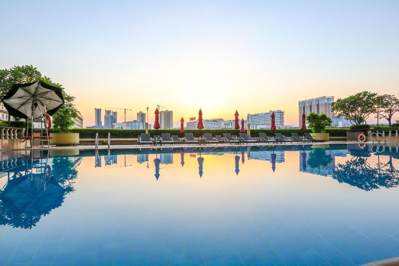 China Hotel Guangzhou - Subway Direct To Pazhou Exhibition Center, Free Shuttle During Canton Fair & Exhibitor Registration Counter Eksteriør bilde The pool at the hotel