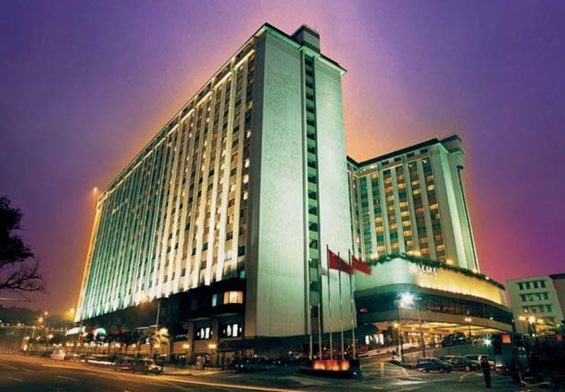 China Hotel Guangzhou - Subway Direct To Pazhou Exhibition Center, Free Shuttle During Canton Fair & Exhibitor Registration Counter Eksteriør bilde The hotel at night