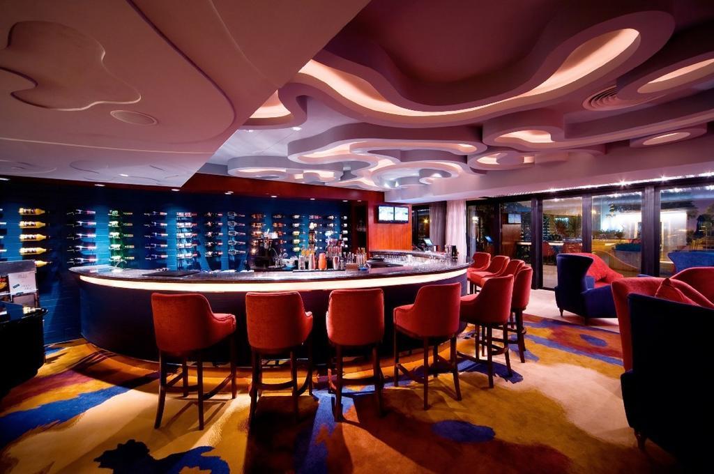 China Hotel Guangzhou - Subway Direct To Pazhou Exhibition Center, Free Shuttle During Canton Fair & Exhibitor Registration Counter Eksteriør bilde The bar at the Sky Bar